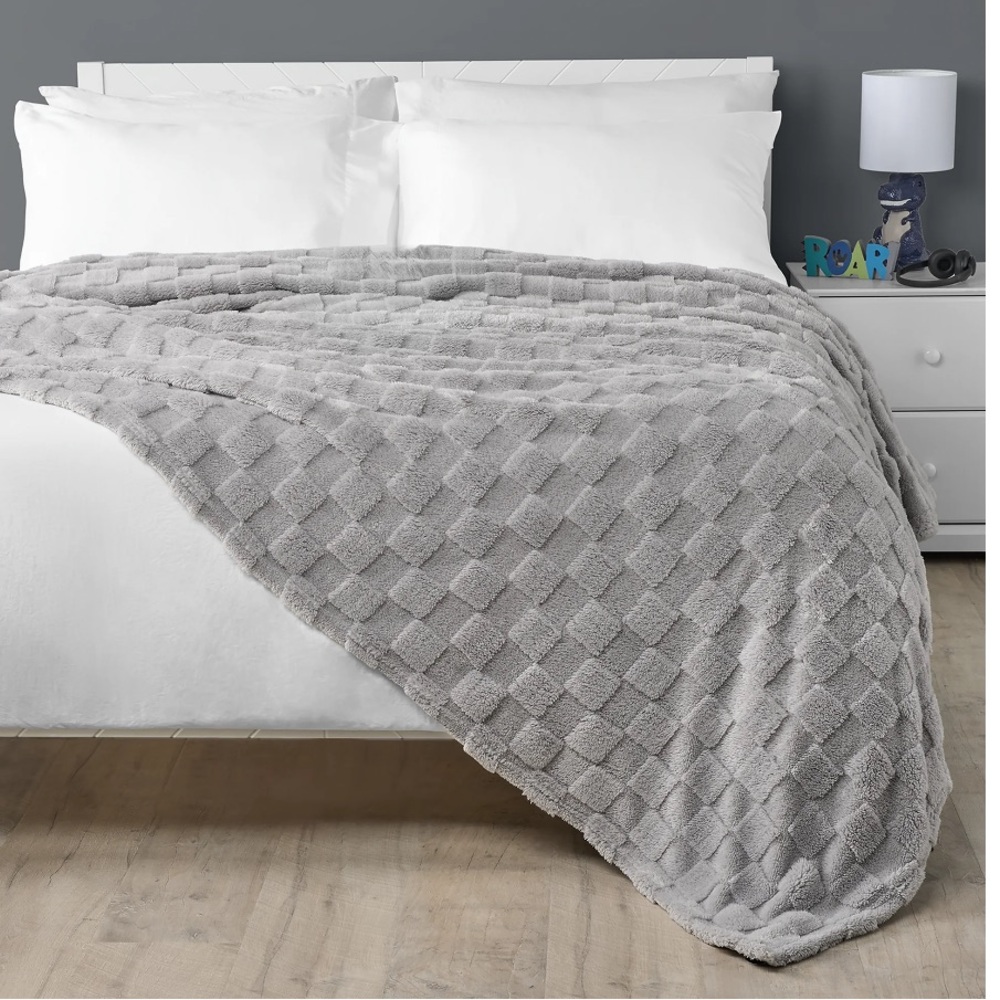 NWT- Luxurious Super Soft- Gray Embossed Checkerboard Oversized Blanket 76x86 - Picture 3 of 17
